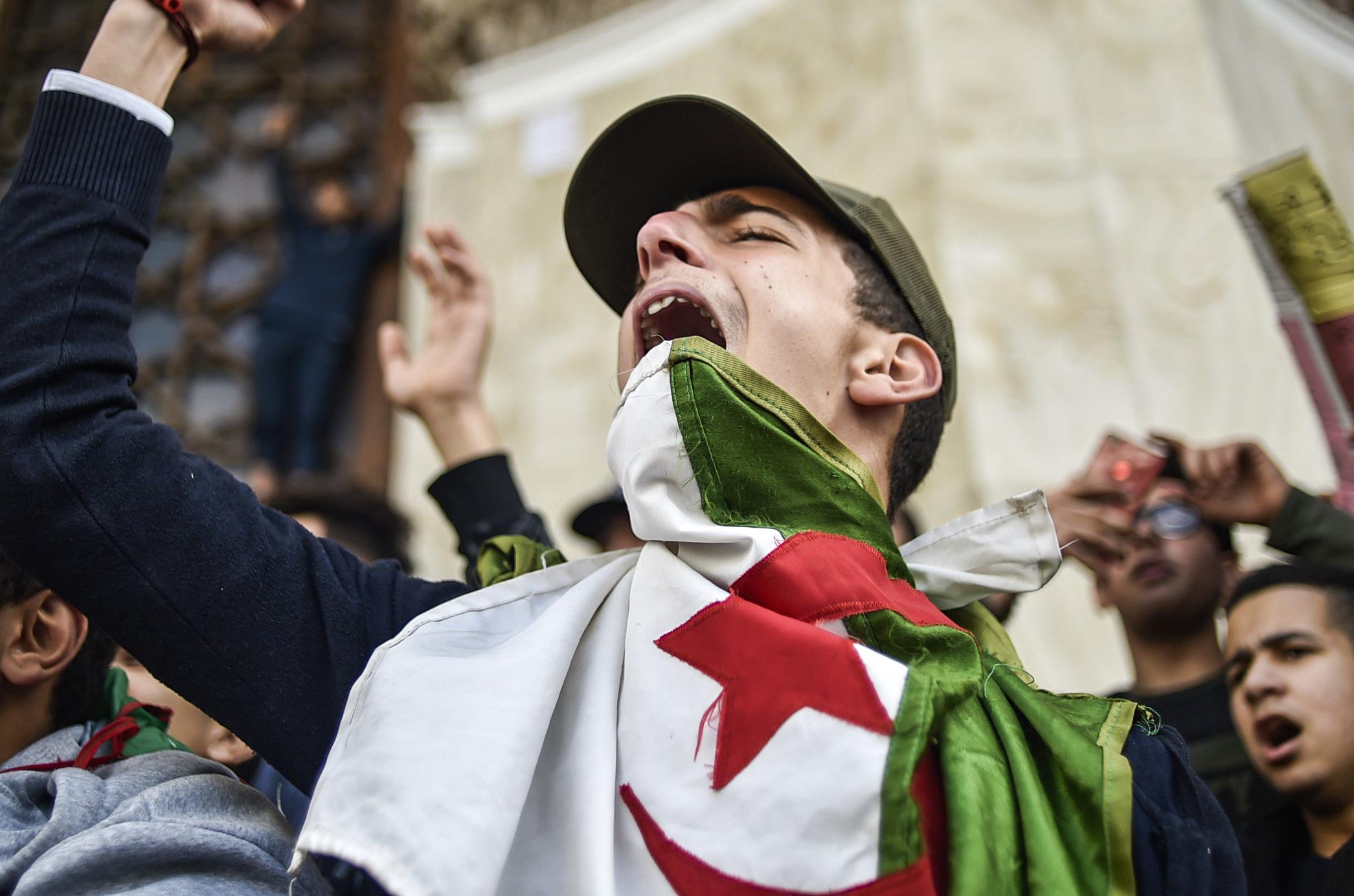 حزب العمال المعارض: "الجزائر تحترق"