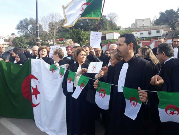 Violation des droits de la défense en Algérie: grogne des robes noires