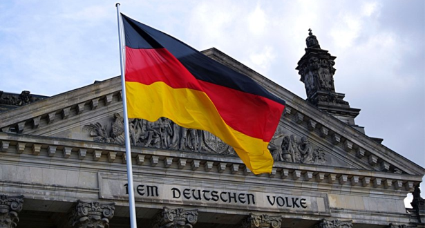 ألمانيا تقر تشديد قانون مكافحة كورونا بما يشمل حظر تجول