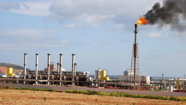 Algérie: adoption d'un projet de loi controversé sur les hydrocarbures