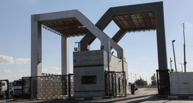 السلطات المصرية تواصل فتح معبر رفح الحدودي مع قطاع غزة لعبور العالقين وإدخال المساعدات