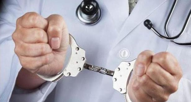 إيداع طبيب وشريكه السجن في قضية استغلال قاصرين جنسيا