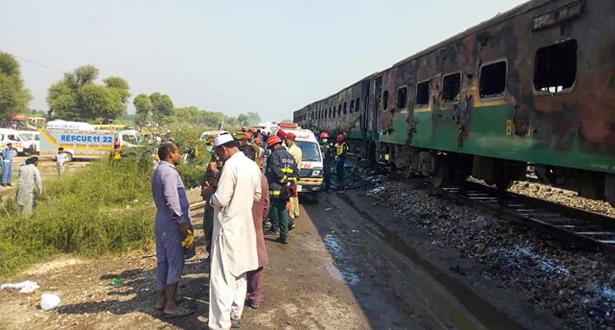 Collision entre un train et un minibus au Pakistan: au moins 19 morts