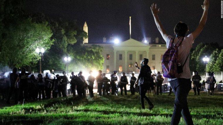 إعلان حظر للتجول في واشنطن بعد احتجاجات بالقرب من البيت الأبيض