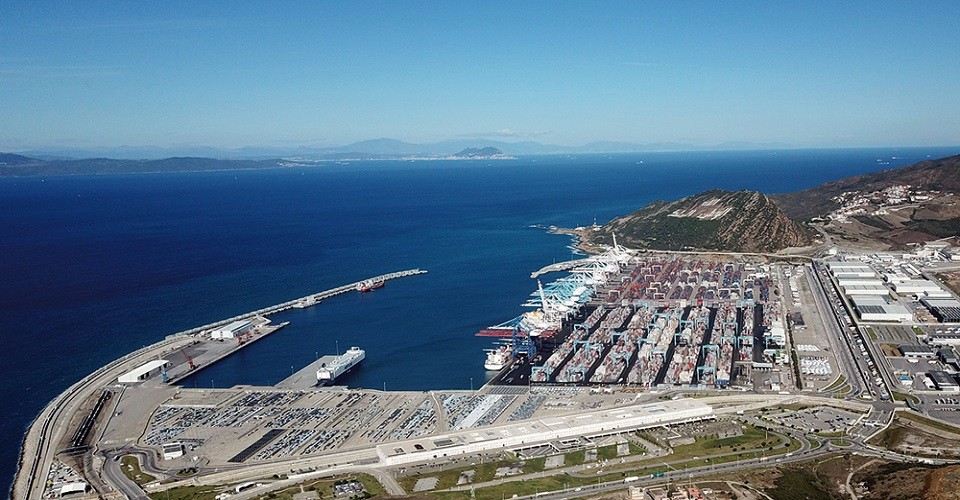 جون أفريك: الميناء الضخم طنجة المتوسط يحتفظ بجاذبيته على الرغم من الجائحة