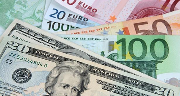 الدولار يرتفع مقابل تراجع الأورو