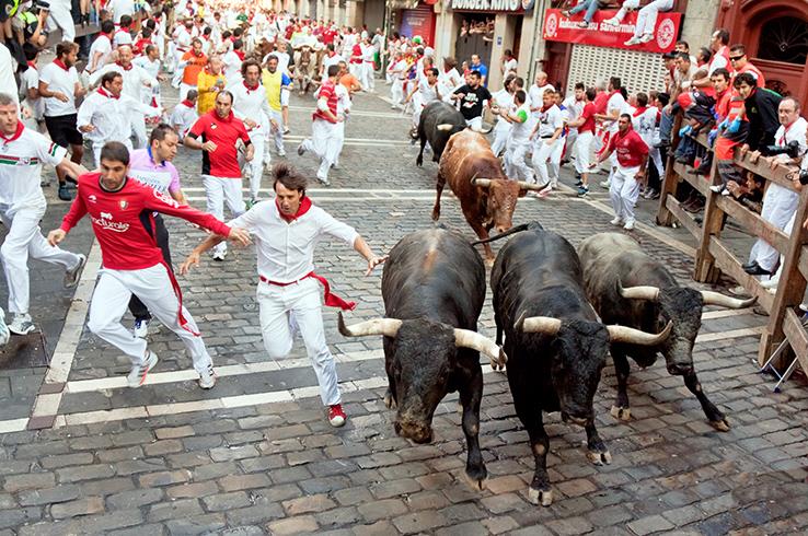 مهرجان سان فرمين للثيران في إسبانيا يواجه احتمال الإلغاء