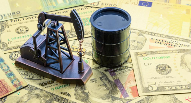 تراجع أسعار النفط بحوالي 3 في المائة وسط مخاوف من زيادات الفائدة الأمريكية
