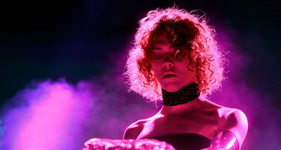 المغنية والمنتجة الموسيقية الاسكتلندية صوفي قضت في "حادث مروع"