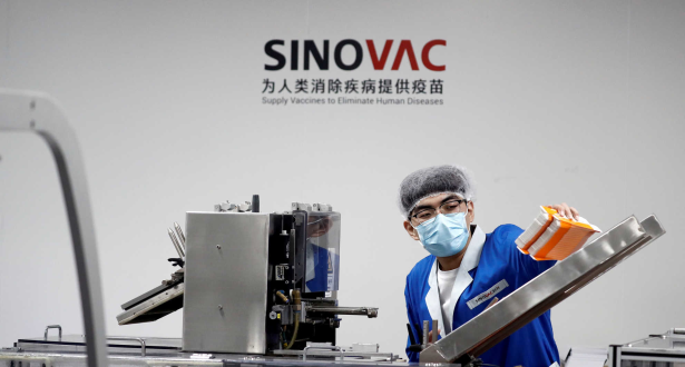 "سينوفاك" الصينية تقول إنها تكثف إنتاج لقاحها لضمان الإمداد العالمي