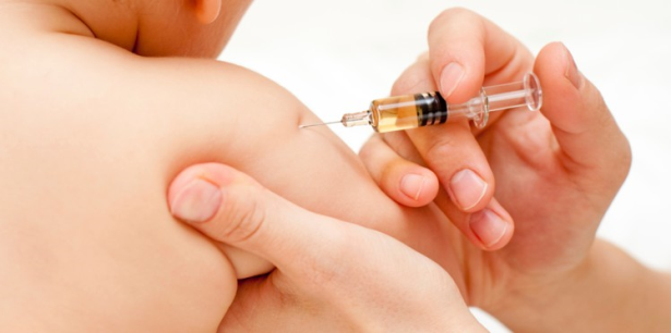 Covid-19: des experts recommandent de continuer les vaccinations des nourrissons