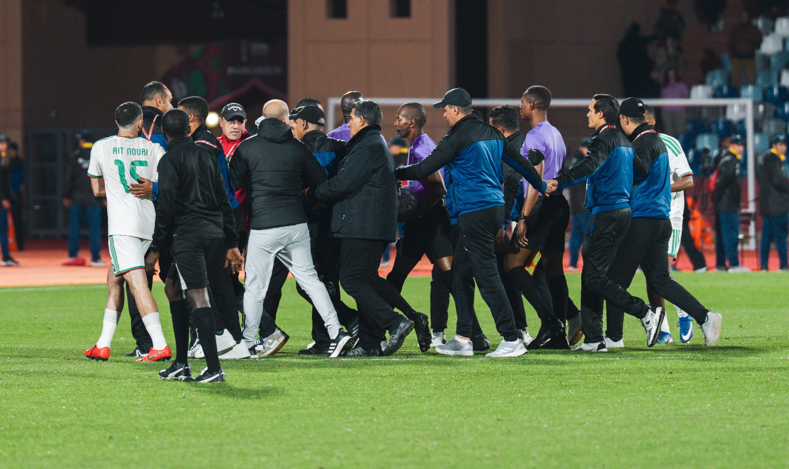 فيديو.. لاعبو الجزائر يهاجمون حكام المباراة