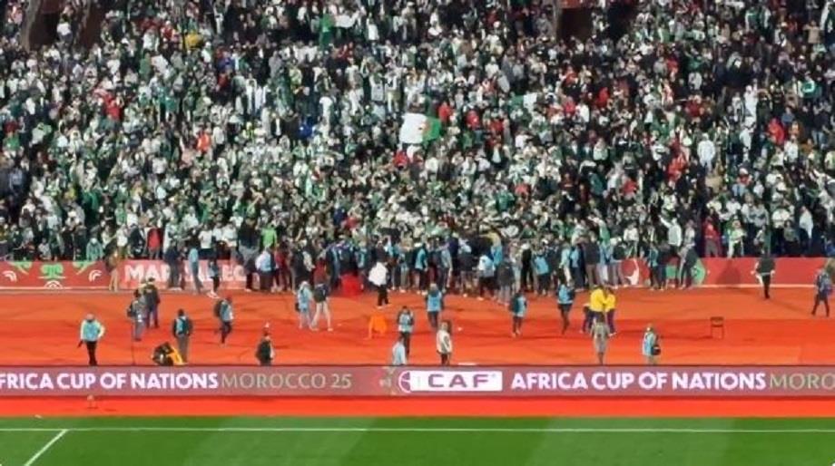 فيديو.. فوضى وشغب في صفوف الجماهير الجزائرية بعد الإقصاء