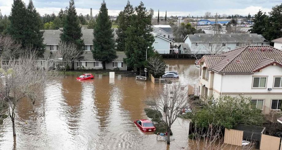 فيضانات كاليفورنيا.. حصيلة القتلى ترتفع إلى 19 شخصا