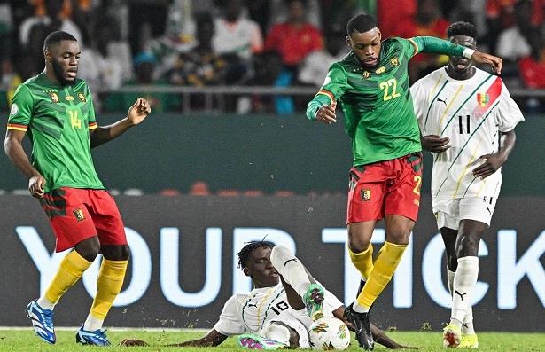 غينيا "المنقوصة" تفرض التعادل على الكاميرون