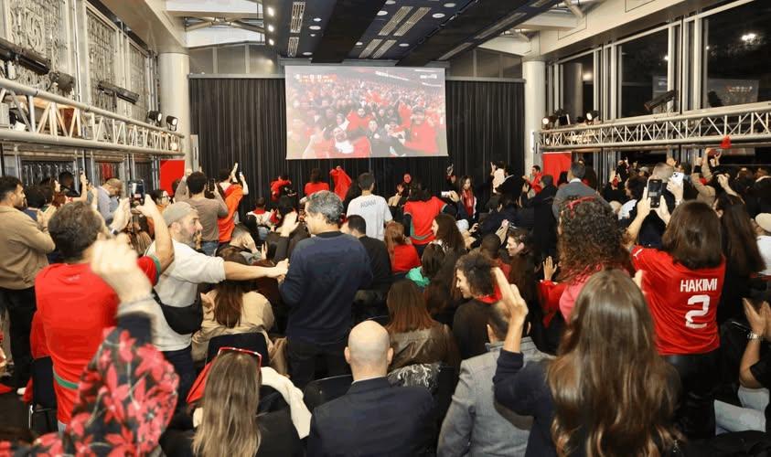 من معهد العالم العربي إلى الشانزيليزيه.. باريس تحتفي بتأهل أسود الأطلس إلى نهائي الكان من معهد العالم العربي إلى الشانزيليزيه.. باريس تحتفي بتأهل أسود الأطلس إلى نهائي الكان