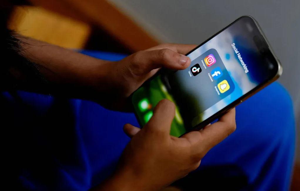 المملكة المتحدة تدرس حظر وسائل التواصل الاجتماعي للأطفال أقل من 16 عاما