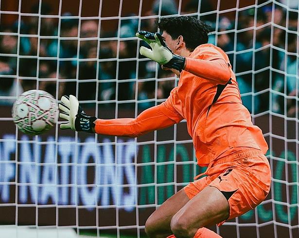 نهائي المغرب والسنغال يضع المنافسة بين بونو وميندي في الواجهة نهائي المغرب والسنغال يضع المنافسة بين بونو وميندي في الواجهة