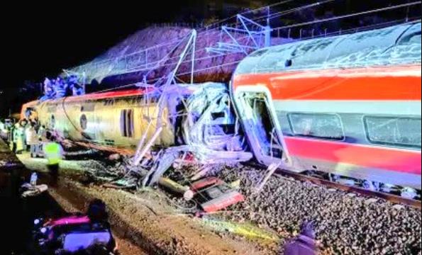 فيديو .. ارتفاع حصيلة تصادم قطارين في إسبانيا