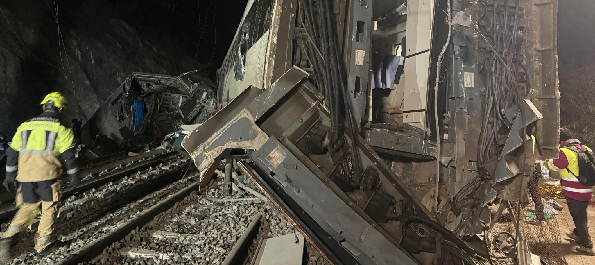 وزير النقل الإسباني يحذر بأن حصيلة تصادم القطارين "غير نهائية"