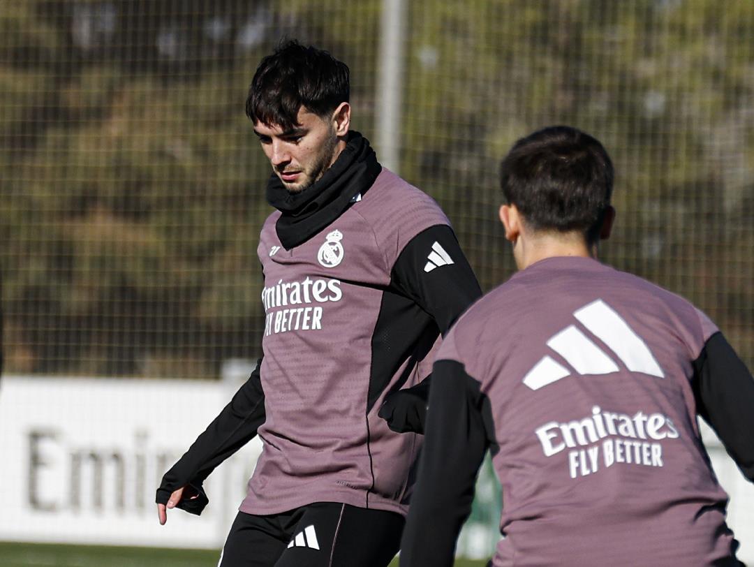 بعد الكان.. إبراهيم دياز يظهر لأول مرة في تدريبات ريال مدريد بعد الكان.. إبراهيم دياز يظهر لأول مرة في تدريبات ريال مدريد