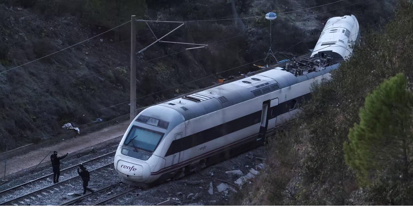 Un train heurte une grue en Espagne, plusieurs blessés