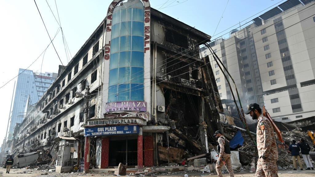 Pakistan: le bilan de l'incendie d'un centre commercial à Karachi grimpe à 67 morts