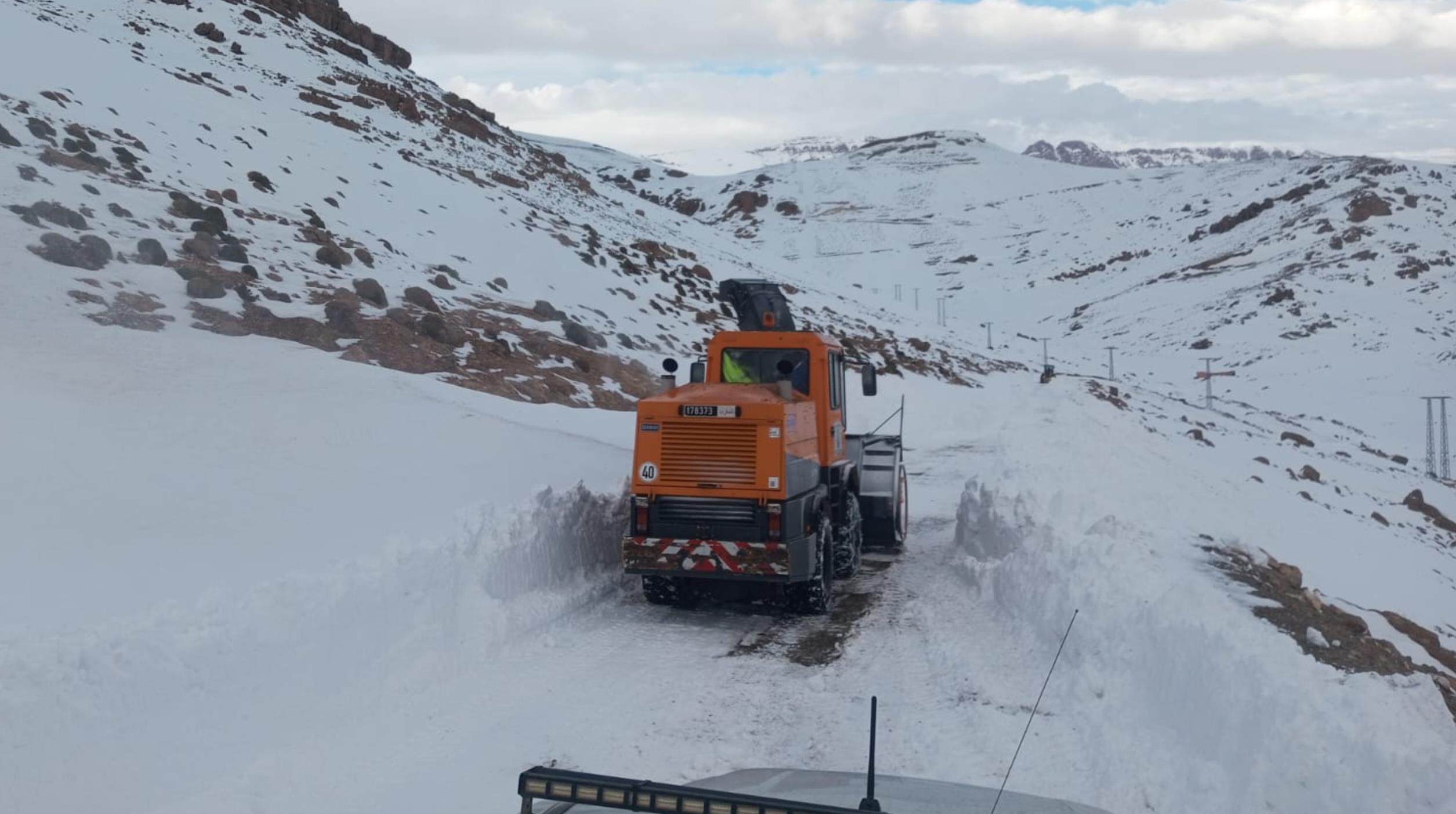 فيديو.. تدخلات ميدانية لإزاحة الثلوج وفتح الطرق بعدد من أقاليم المغرب