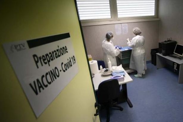 Coronavirus en Italie: le gouvernement investit dans un vaccin local