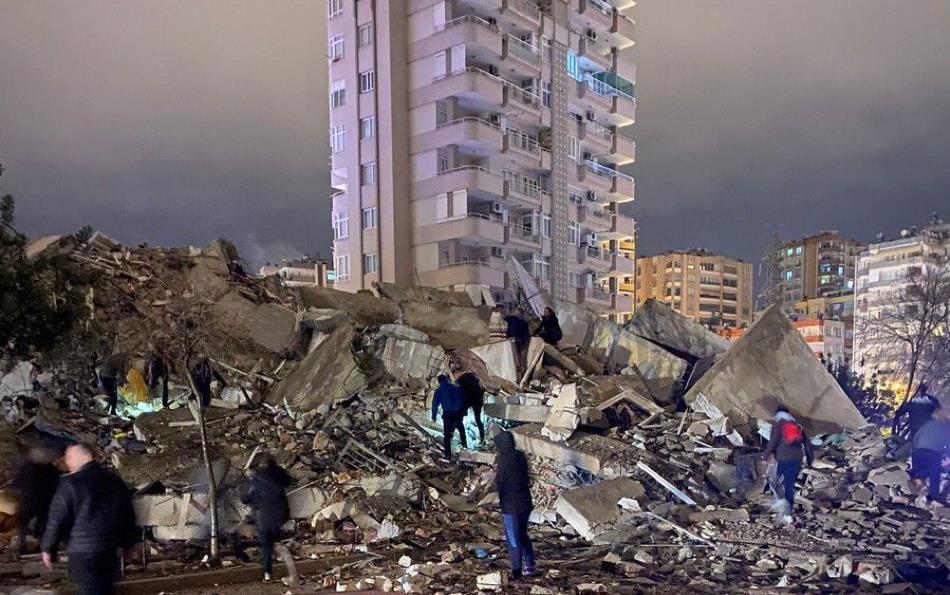 زلزال الجنوب التركي: ارتفاع حصيلة القتلى إلى 1498 شخصا وأكثر من 8500 مصابا