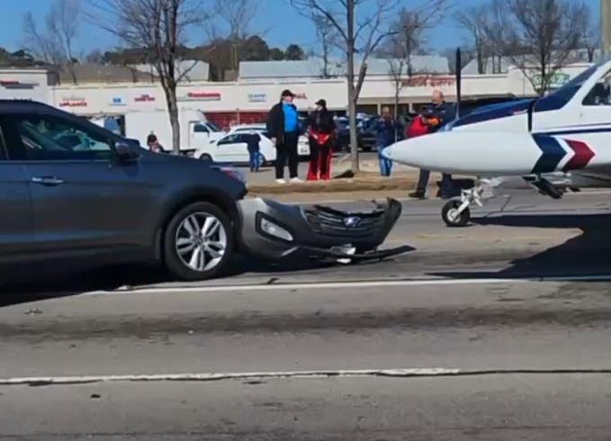 فيديو .. اصطدام طائرة صغيرة بسيارات في ولاية جورجيا