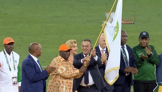 فوزي لقجع يتسلم علم كأس إفريقيا 2025
