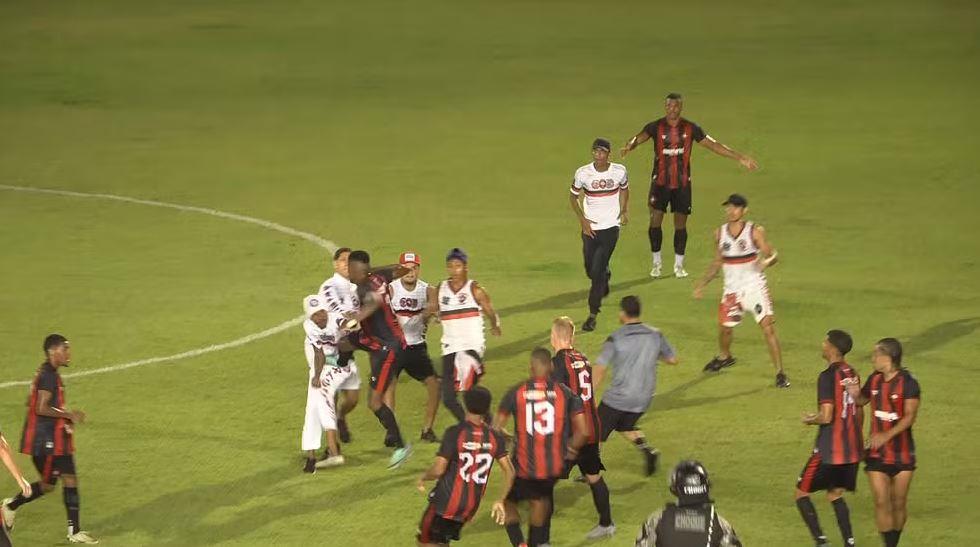 فيديو.. جماهير تقتحم ملعب وتعتدي على لاعبي فريقها بعد اقتراب الإقصاء فيديو.. جماهير تقتحم ملعب وتعتدي على لاعبي فريقها بعد اقتراب الإقصاء