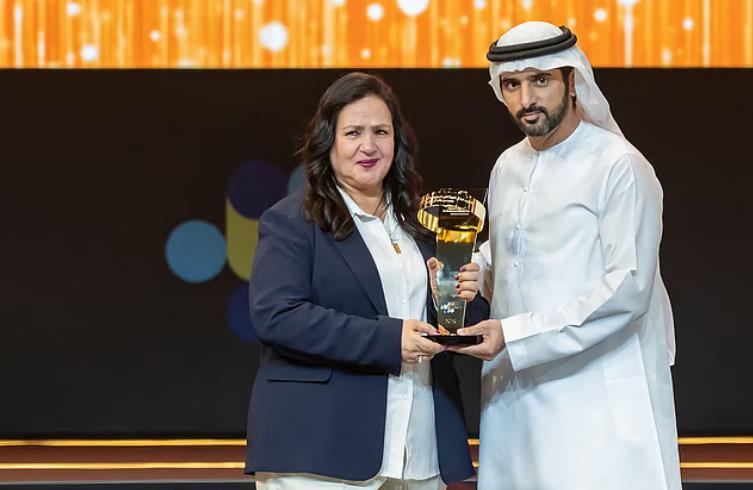 دبي.. تتويج المغربية فوزية محمودي بجائزة "صانع الأمل العربي 2026"