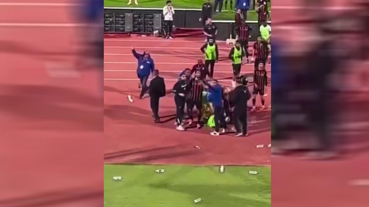 لاعبو الجيش الملكي يستنكرون حادثة اعتداء جماهير الأهلي لاعبو الجيش الملكي يستنكرون حادثة اعتداء جماهير الأهلي