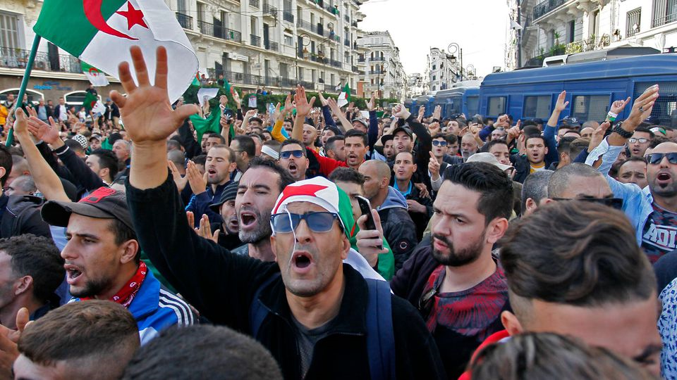 Algérie: Amnesty International dénonce les méthodes répressives qui ciblent les militants du Hirak depuis deux ans