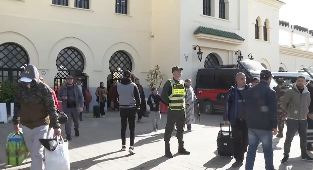 القصر الكبير: بدء توزيع مساعدات غذائية للمواطنين العائدين بعد تحسن الأحوال الجوية