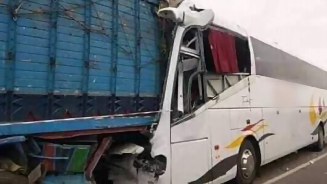 وفاة شخص وإصابة 35 آخرين في اصطدام بين حافلة لنقل المسافرين وشاحنة بالطريق السيار مراكش-الدار البيضاء