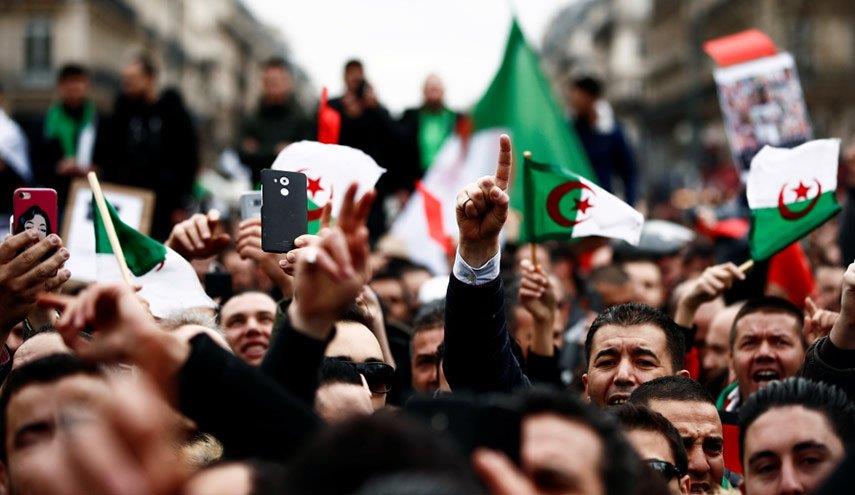الجزائر .. حزب معارض يشجب بقوة قمع الحراك