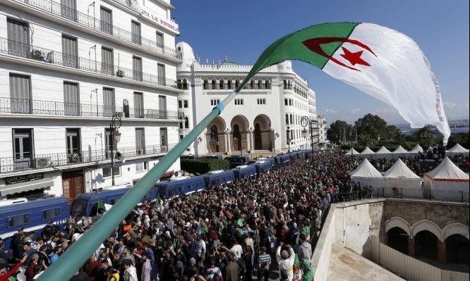 مئات الطلبة يتظاهرون بالجزائر العاصمة للمطالبة برحيل النظام