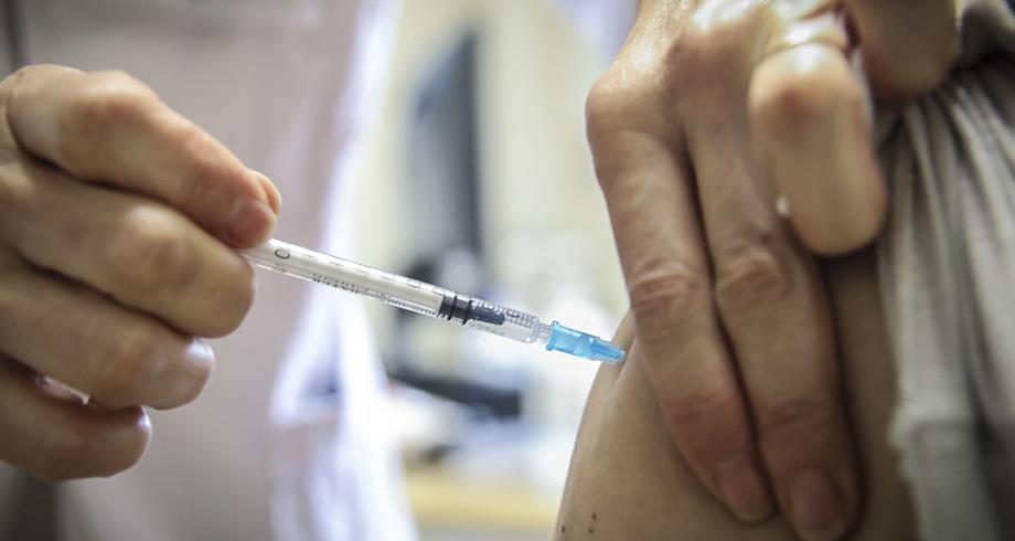 إندونيسيا تبدأ تطعيما جماعيا للصحفيين ضد فيروس كورونا
