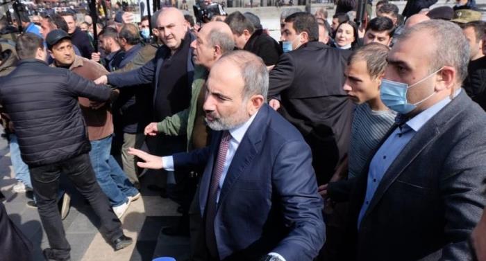 رئيس وزراء أرمينيا يندد بمحاولة انقلاب والمعارضة تطالبه بالرحيل