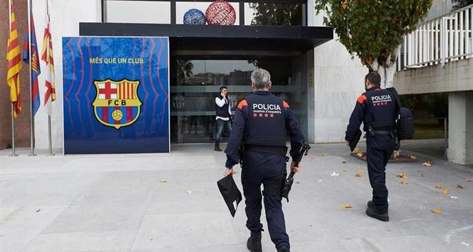 "اعتقالات" عدة بعد مداهمة الشرطة الإسبانية لمقر نادي برشلونة