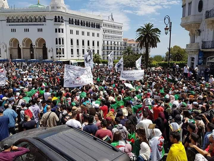 Hirak: des milliers d'Algériens dans les rues pour réclamer le départ du régime
