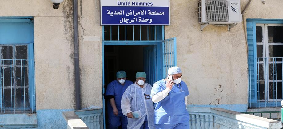أطباء الجزائر يهربون من واقع البلاد ويفاقمون أزمة الصحة