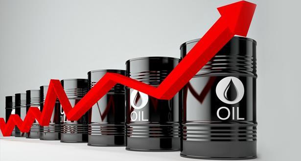 أسعار النفط تتخطى عتبة الـ 100 دولار للبرميل لأول مرة منذ 2022 أسعار النفط تتخطى عتبة الـ 100 دولار للبرميل لأول مرة منذ 2022