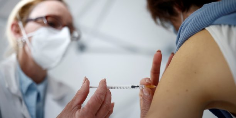 Covid-19: le gouvernement français promet 20 millions de vaccinés d’ici mi-mai