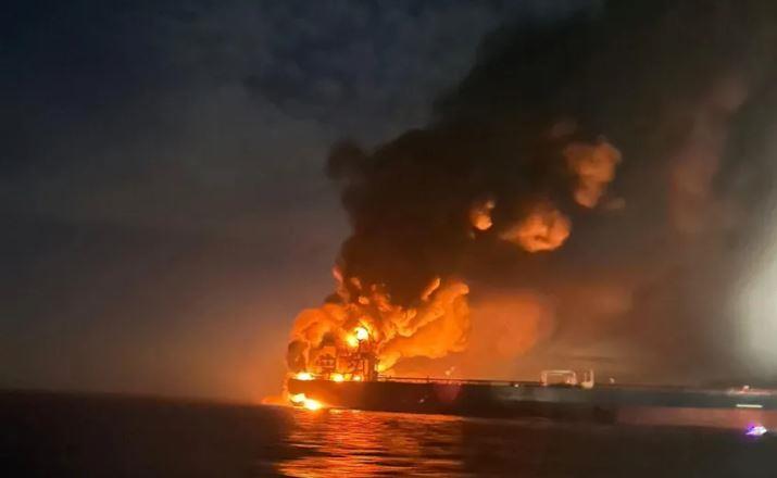 غرق ناقلة غاز روسية في البحر المتوسط بسبب انفجارات أعقبها حريق هائل