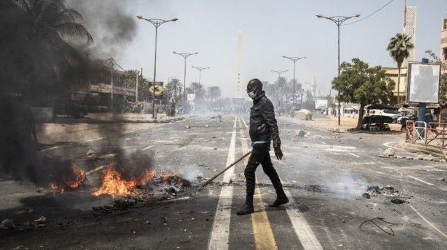 Violences au Sénégal:  quatre morts, le gouvernement promet de "ramener l'ordre"