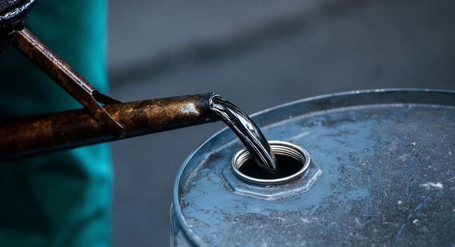 أسعار النفط تغلق عند أعلى مستوى لها منذ نحو عامين